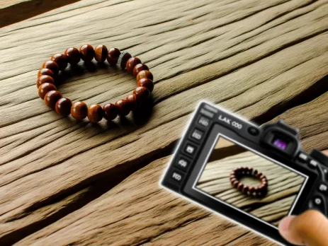 Vòng tay gỗ gụ Lào trên nền gỗ tự nhiên