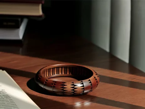 Vòng tay gỗ hoàng đàn trên bàn làm việc, tạo cảm giác thư giãn và đẳng cấp.