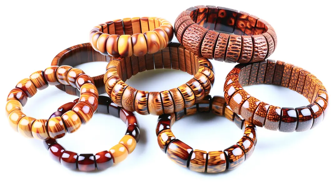 Bộ sưu tập vòng tay trầm hương sánh chìm được trưng bày bắt mắt.