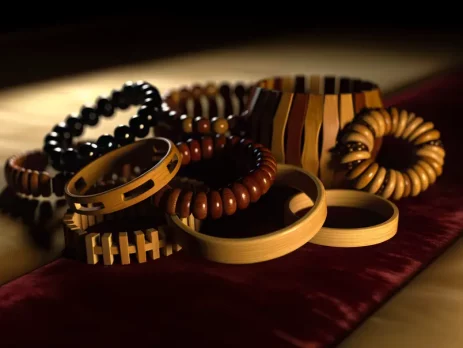 Một bộ sưu tập vòng gỗ đeo tay đặt trên nền vải nhung sang trọng.