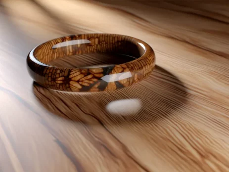 Chiếc vòng tay gỗ hóa thạch tinh tế nổi bật trên nền gỗ tự nhiên.
